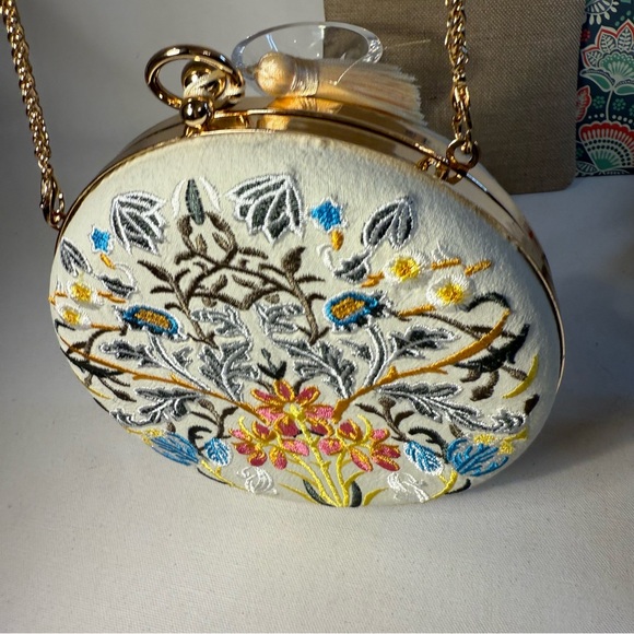 Embroidered ivory Floral Round Clutch gold chain gold hardware - Picture 9 of 9